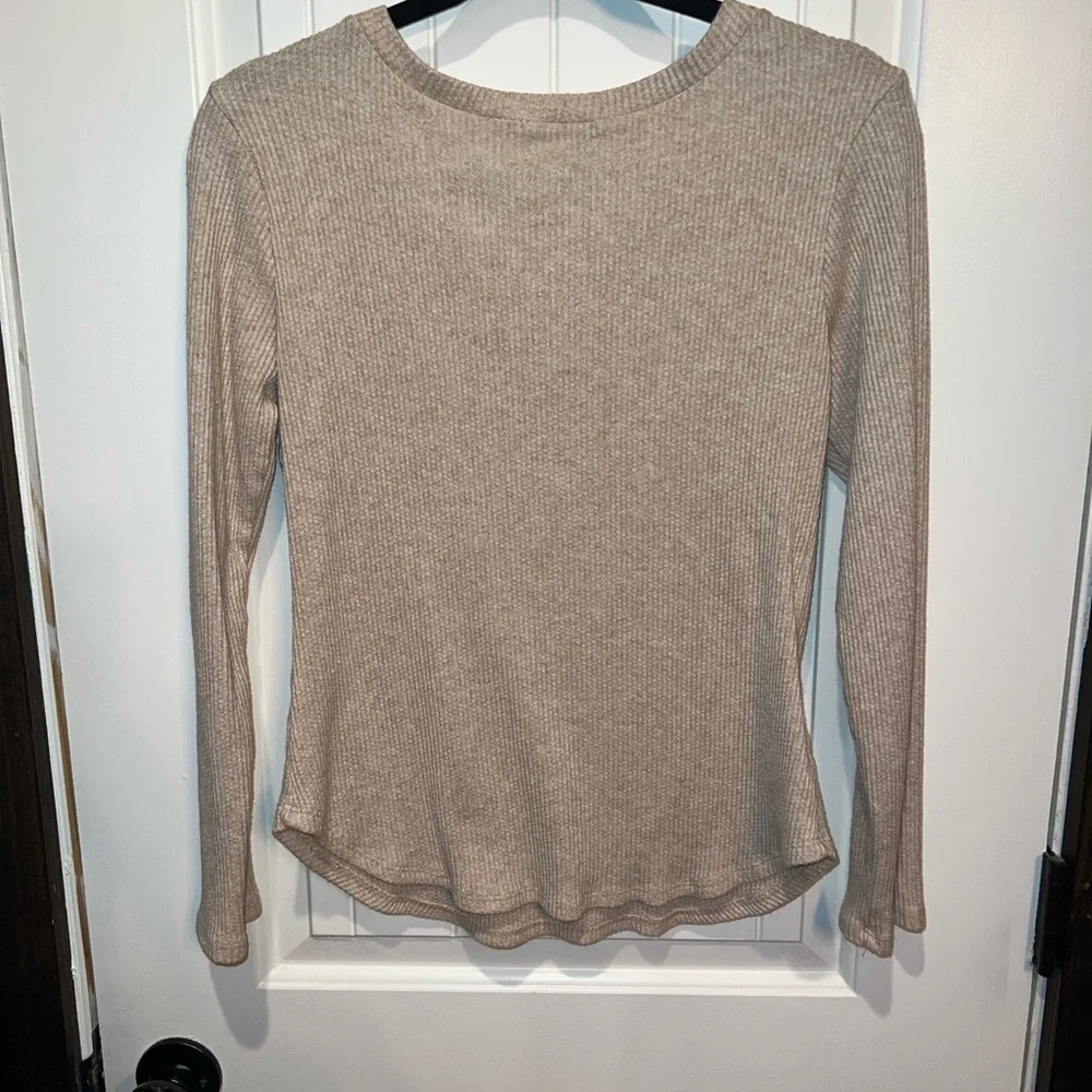 Gilli Ribbed Split V-Neck Top in Beige - Picture 3 of 4